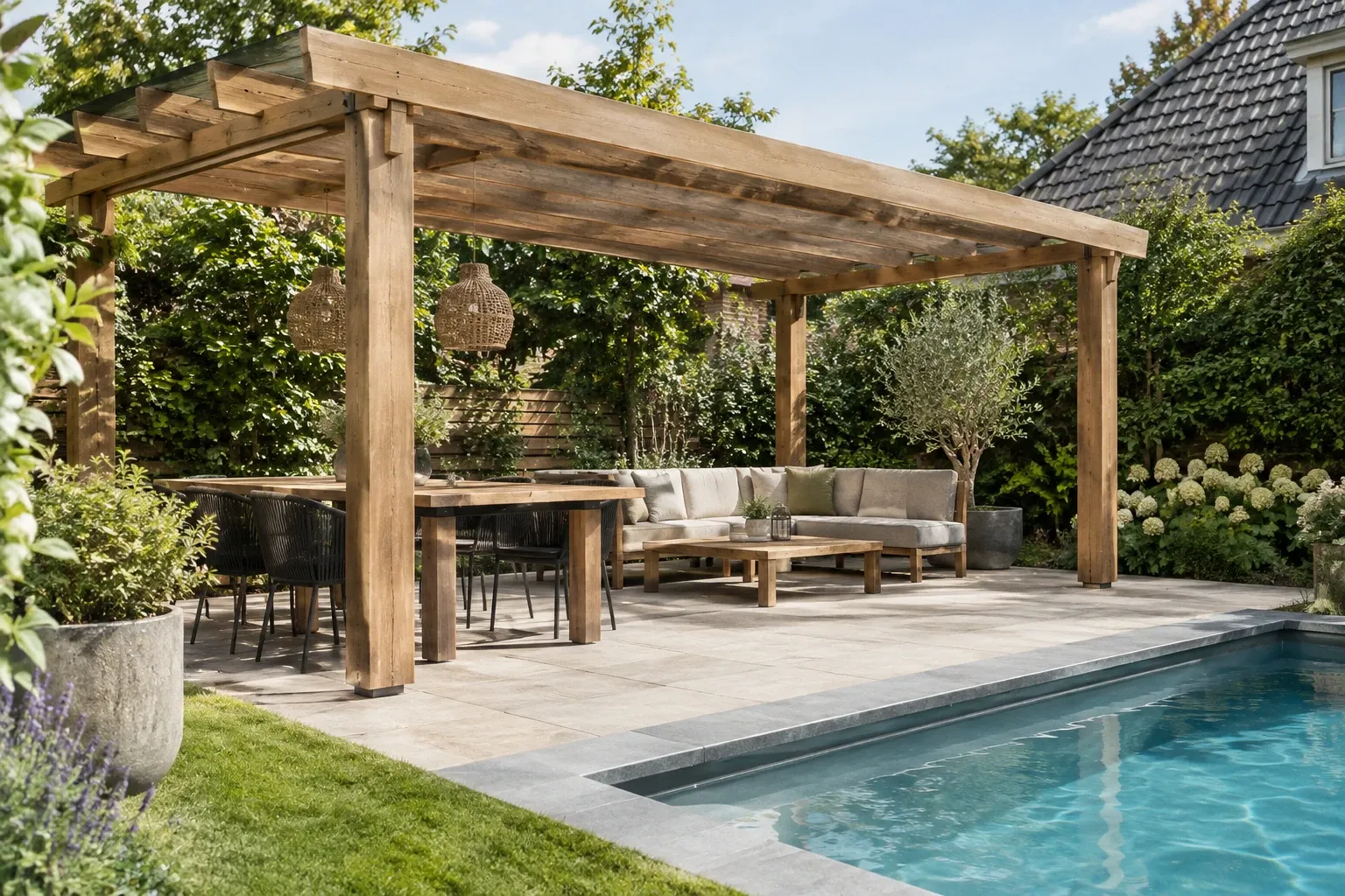Houten pergola met loungebank, eettafel en zwembad op zonnig terras